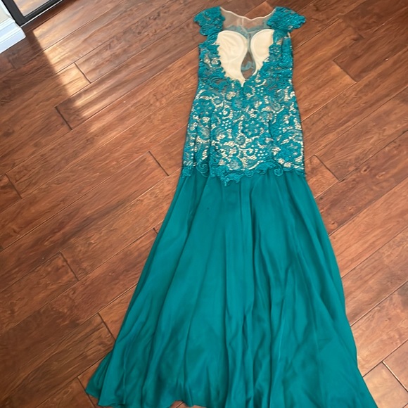 MacDuggal Evening Dress Size 4 - Picture 2 of 14